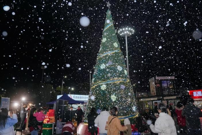 台州仙居吾悦广场浪漫飘雪秀启幕 打造冬日梦幻打卡地