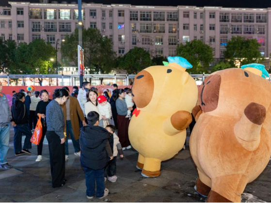 萌力全开，治愈全城——台州路桥吾悦广场卡皮巴拉气模巡游引爆欢乐热潮