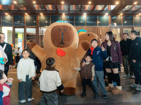 锚定家庭欢聚，打造亲子记忆点——台州路桥吾悦广场以卡皮巴拉巡游深化情感运营