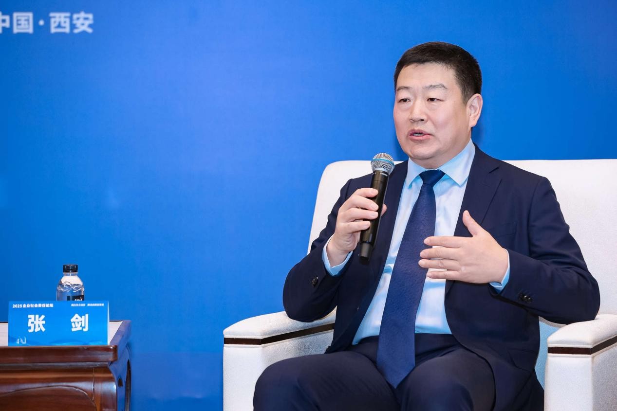 图为中国三星副总经理张剑接受采访