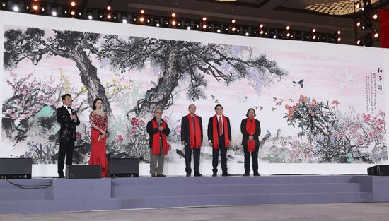 郭怡孮、郭石夫、徐里、贾广健、刘万鸣联袂创作11米巨幅大画《和平颂》.jpg